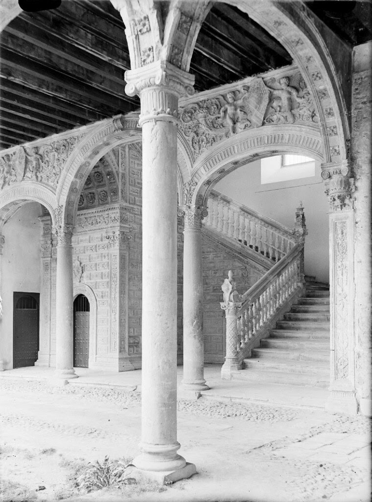 Patio del Hospital de Santa Cruz en los años 20. Detalle de una Fotografía de Otto Wünderlich. © Fototeca del Patrimonio Histórico