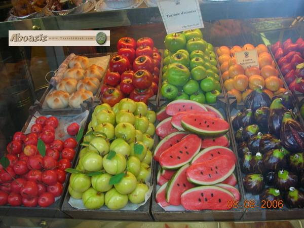 حلويات بعجينة اللوز فواكه