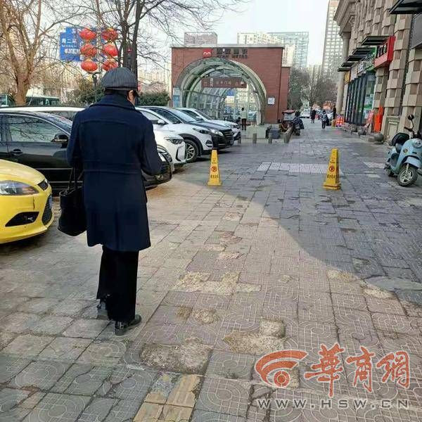 西安延平门地铁站b口外路面破烂回复整改半年多仍未修复