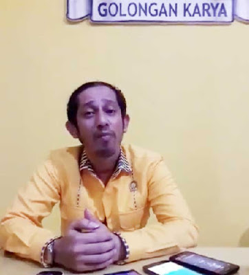 Tual, Malukupost.com - Proses penjaringan Bakal Calon (Balon) Walikota dan Wakil Walikota Tual Periode 2018-2023 oleh DPD Partai Golkar Kota Tual kini memasuki tahapan pengembalian berkas para Balon. Usai mengikuti proses pengembalian berkas Balon Walikota Tual atas nama Adam Rahayan, di Kantor DPD Partai Golkar Kota Tual, Sabtu (19/8), Sekretaris DPD Partai Golkar Kota Tual, Taufik Hamud, menyampaikan Tim penjaringan tetap pada aturan yang berlaku dalam partai Partai Golkar.