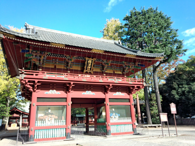 鳥居と黄葉したイチョウが映える根津神社 東京都 Japan 47都道府県の旅行記