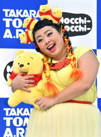 丸くてかわいい と自賛 もちもち女王の渡辺直美 クマの縫いぐるみの髪飾りを付けた渡辺直美 １２日 東京都内 四国新聞社