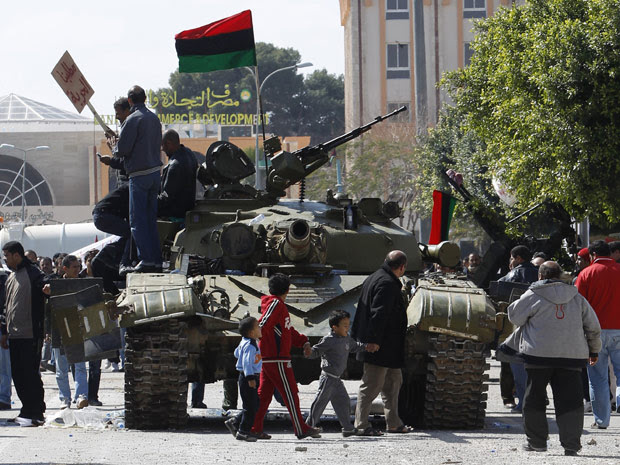 Um tanque do exército líbio tripulados por soldados de oposição ao líder Muammar Kadhafi é cercado por manifestantes na cidade de Zawiyah (Foto: Ahmed Jadallah/Reuters)