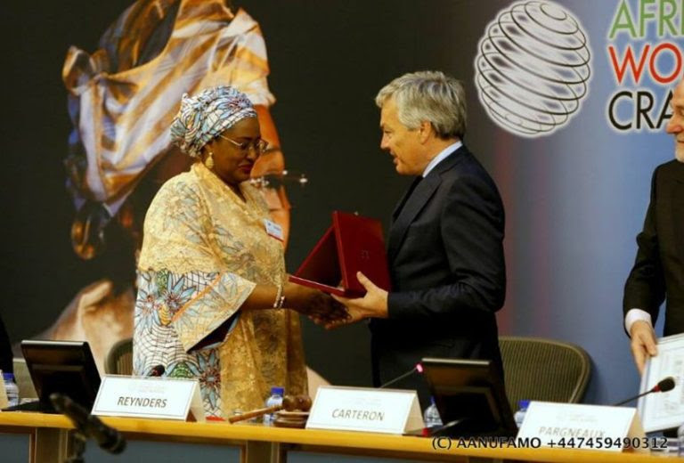 aisha-buhari-shake-hands-768x520
