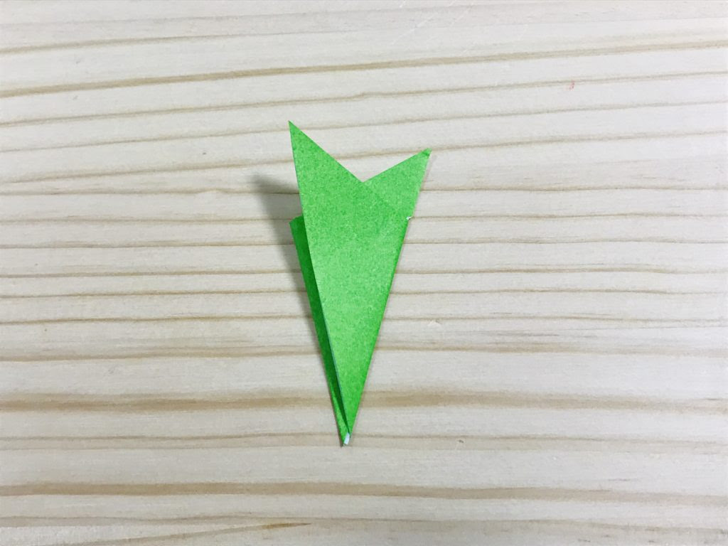 折り紙で七夕飾りを簡単制作 ペンも定規も不要 かわいい立体の星飾り 笹の葉 天の川 切り方 折り方 作り方を写真で解説 おうちdeモンテ