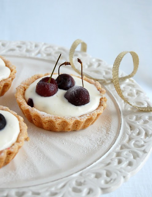 Cherry and almond tartlets / Tortinhas de cereja e amêndoa
