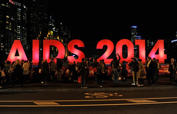  Pessoas se reúnem em Melbourne, na Austrália, nesta sexta-feira (18), perto de local onde ocorrerá a 20ª Conferência Internacional de Aids depois da notícia de que pesquisadores a caminho do evento estavam no voo MH17 (Foto: AFP Photo)