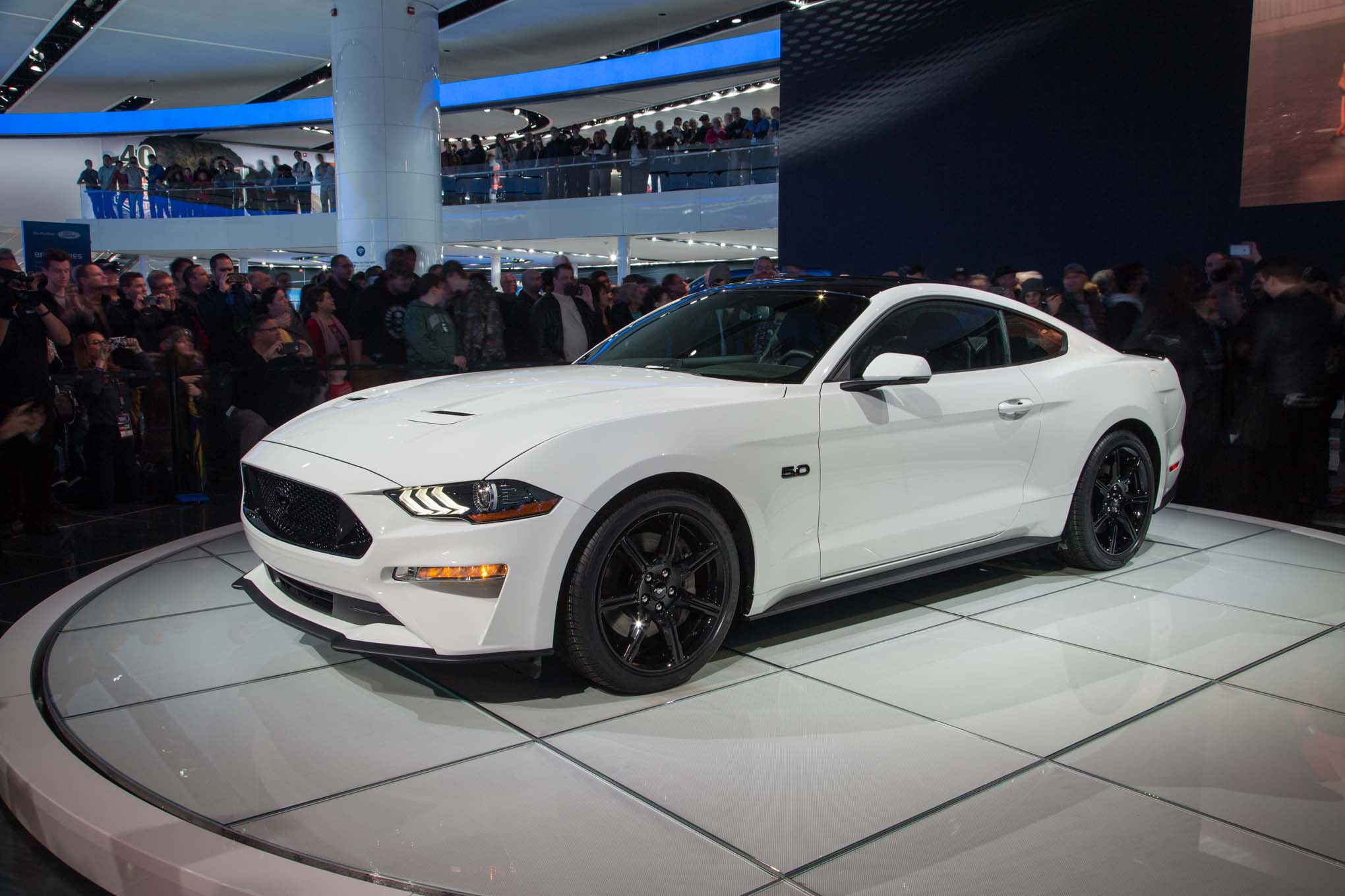 2018 Ford Mustang GT front three quarter 02