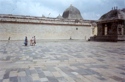 In front you see the wall that is on all four sides of the main temple. On the left the structure that you see has Nandi in it, the attendant of Lord Shiva. 