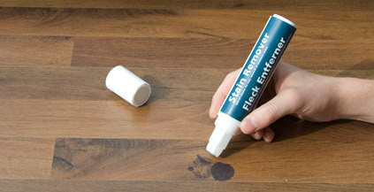 Hoe haal ik (vloeibaar) frituurvet van een betonnen vloer