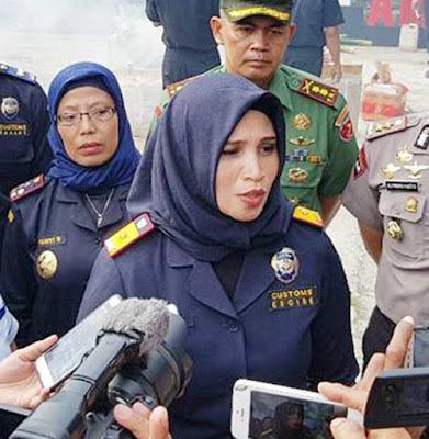 Ambon, Malukupost.com - Barang kena cukai yang beredar bebas di masyarakat tanpa melalui proses perizinan yang resmi dan berhasil disita Kanwil Direktorat Jenderal Bea Cukai (DJBC) Maluku untuk dimusnahkan tahun 2017 mengalami penurunan. "Bila kita bandingkan dengan tahun 2016, maka jumlah barang berupa rokok, minuman mengandung etil alkahol, atau obat-obatan dan alat kesehatan yang dimusnahkan tahun ini mengalami penurunan sekitar 30 persen," kata Kepala Kanwil DJBC Maluku, Finari Manan di Ambon, Kamis (21/12). Penurunan ini menunjukkan adanya kesadaran masyarakat akan peredaran barang ilegal yang berdampak buruk, baik dari segi ekonomi maupun kesehatan.