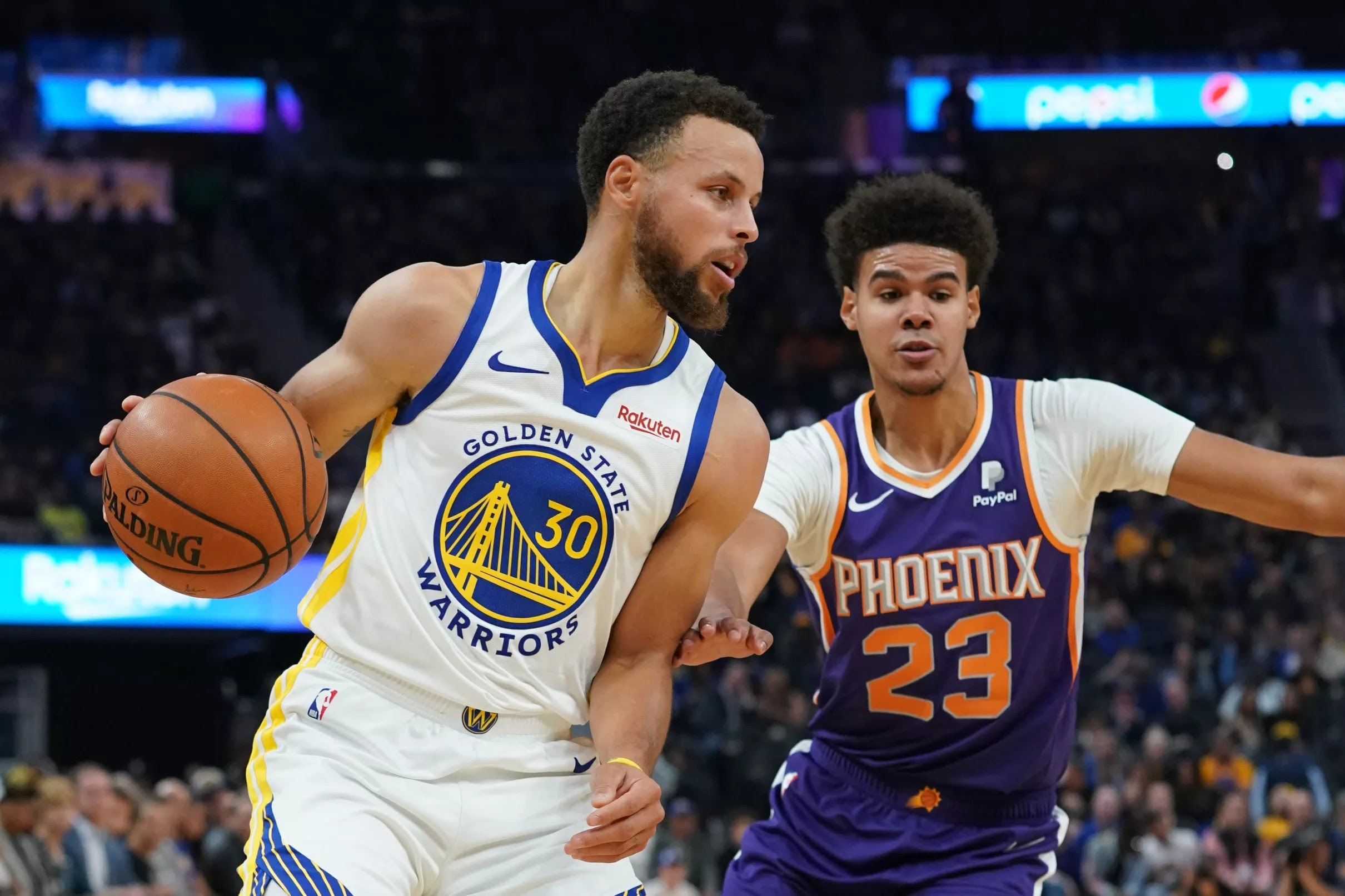 Steph Curry breaks his hand