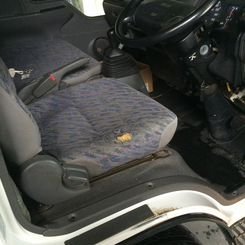 擦れて破れて穴の開いた布シートをリペア いすゞエルフ 千葉県銚子市 千葉県の車内クリーニングなら当店へ トータルリペアイーサン