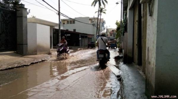 Ngoài ngập đường, tình trạng ngập hẻm ở TP.HCM cũng cần nguồn kinh phí khổng lồ để thực hiện. (Trong ảnh: Một tuyến hẻm ở phường Thạnh Xuân quận 12 bị ngập quanh năm). Ảnh: K.B