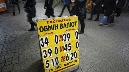 Die ukrainische Landeswährung Hryvnia fällt und fällt. Quelle: Reuters