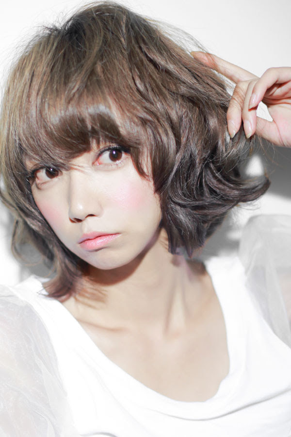 大人可愛い トップふんわりパーマのミディアムボブ アッシュ