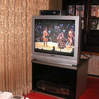 屋外 屋内配線工事が完成し 我が家もデジタル時代の仲間入り 従来 我が家のテレビ信号線はビル影電波障害の為のｃａｔｖ線と衛星放送線があったが デジタル対応する為には これにｕｈｆのアンテナ線とデジタルｂｓ ｃｓアンテナ線が