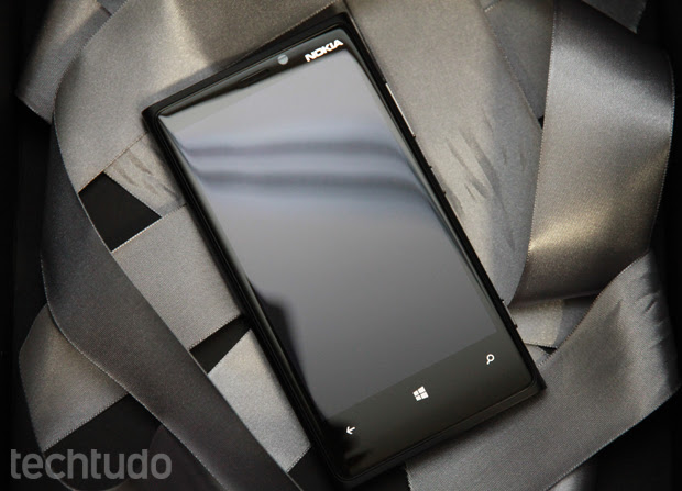 Lumia 920, o top de linha da Nokia (Foto: Allan Melo / TechTudo)