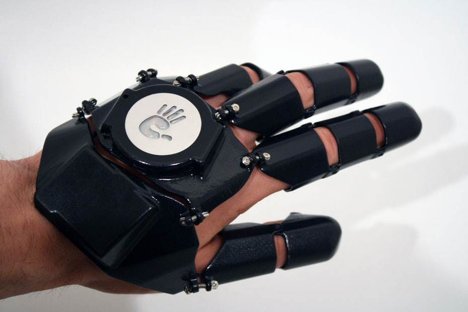これからの携帯電話は手袋の時代 グローブタイプの携帯電話デザイン Glove One がメチャクチャカッコイイ コモンポストムービー