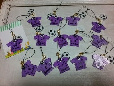 プラ板でサッカーのお守りを作りました Chauchauのてづくり