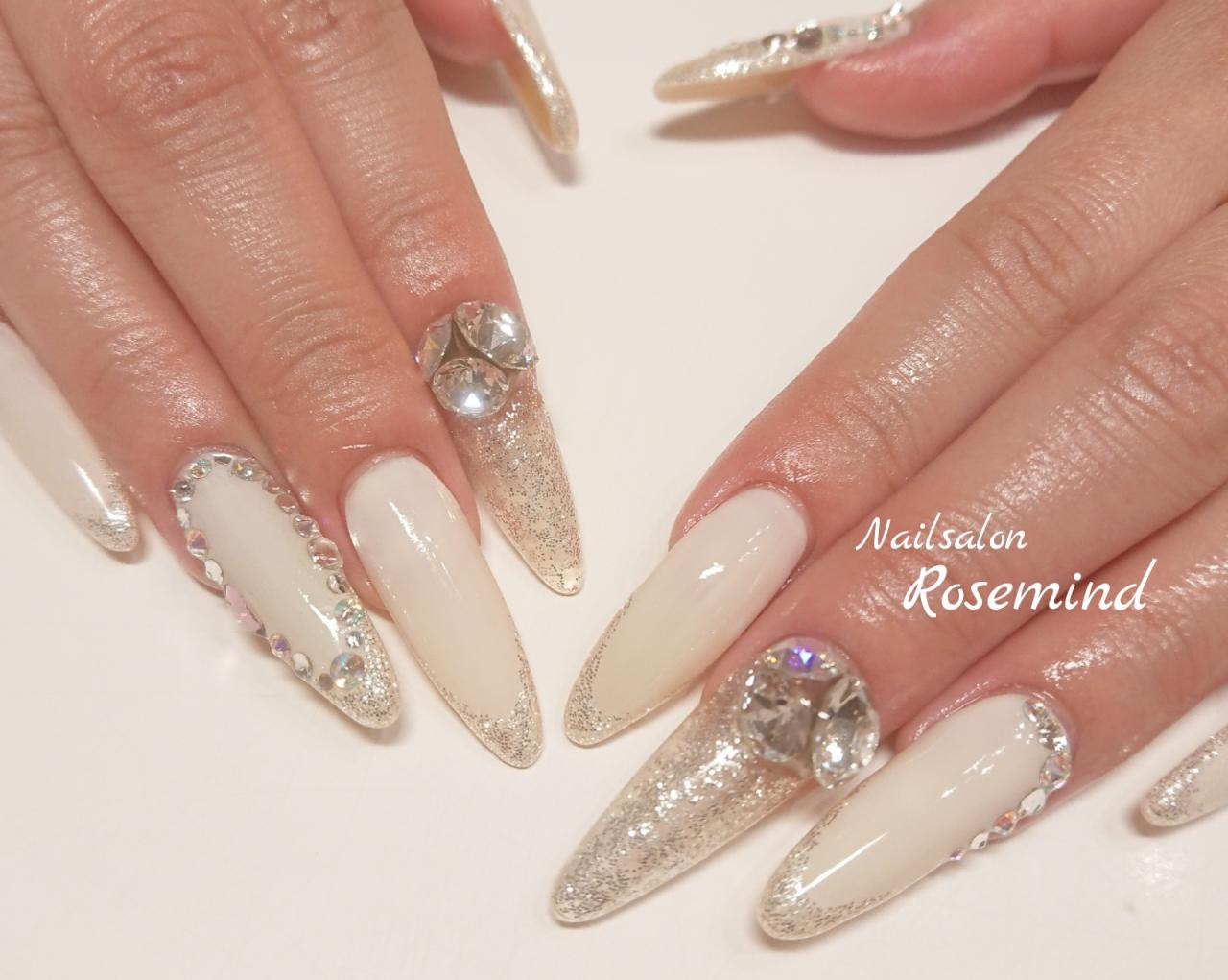 ロングネイル ギャルネイル 派手ネイル キラキラネイル Swarovski ホワイトネイル 阿南市 ネイルサロン Nail Salon Rosemind