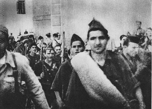 Soldados nacionales desfilan por Toledo tras tomar la ciudad el 28 de septiembre de 1936