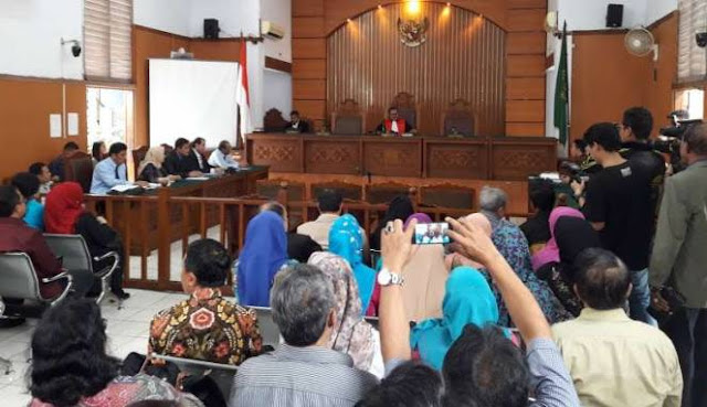 Terungkap! Beginilah Cerita Lengkap Operasi Tangkap Tangan Irman Gusman HorasSumutNews.com - Berita Irman Gusman Terkini Terbaru Hari Ini - Komisi Pemberantasan Korupsi mengungkap proses berlangsungya operasi tangkap tangan terhadap mantan Ketua DPD Irman Gusman, sampai ditetapkan menjadi tersangka pada kasus suap terkait kuota distribusi gula impor di Sumatera Barat. Berita Daerah Indonesia, Berita KPK, 
