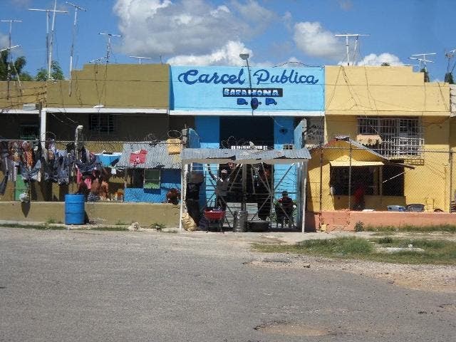 ¡¡¡ Se lo llevaron y no fueron ls ciguas ¡¡¡ Apresan uno intento introducir 54 cervezas a cárcel
