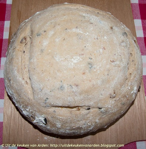 Brood met gedroogde tomaten, zwarte olijven, pecannoten en rozemarijn