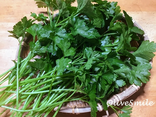イタリアンパセリの栄養と大量消費できる料理方法 心と体が喜ぶ美味しい食卓 無農薬野菜とオリーブオイル