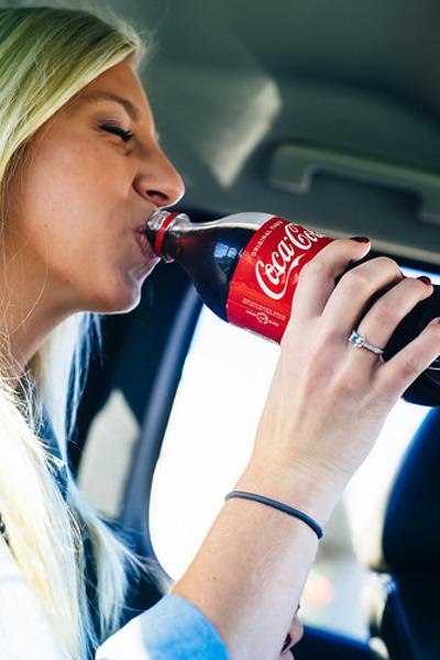 底辺youtuberの掟 メントスコーラをやってみたの買い出しで買って車に戻ると 彼女が体内メントスコーラを始めた ドリンクへのボケ ボケて Bokete