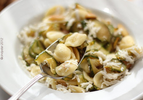 orecchiette zucchine mandorle ricotta