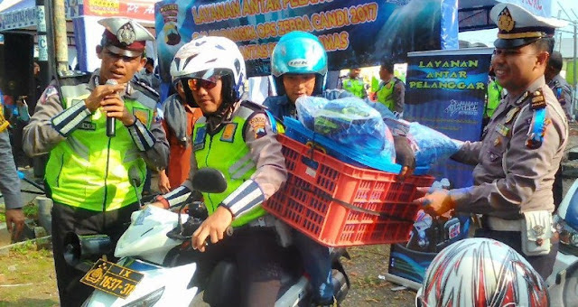  Polisi Banyumas melakukan operasi Zebra Candi 2017 dan Bagi-bagi Hadiah