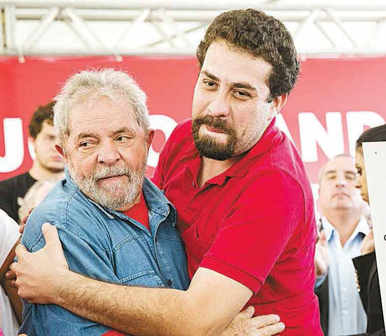 Lula abraça Guilherme Boulos, do MTST, em entrega de apartamentos