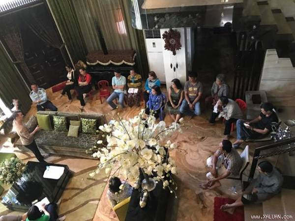 Đàm Vĩnh Hưng mời 15 chủ nợ đến nhà để trả tiền thay cho mẹ