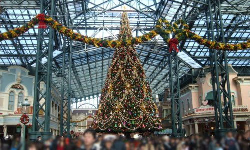 東京ディズニーランドのクリスマスツリーは準備にかなりの時間がかかっている ディズニー裏話 雑学 トリビアが2 000話以上 ディズニーブログ じゃみログ