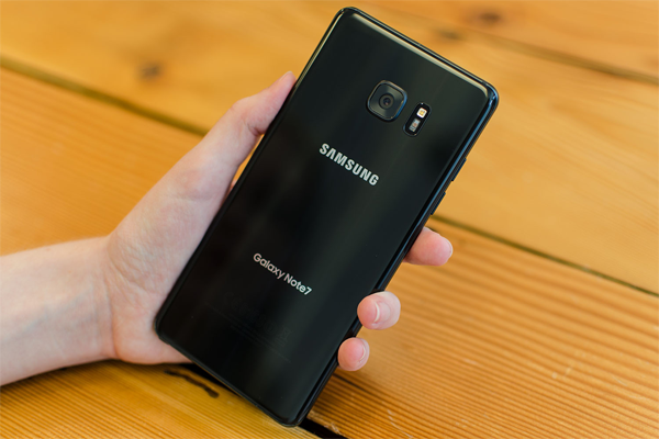 إكتشف الفرق بين سامسونج جالاكسي Note 7 الذي يحترق و النسخة الأمنة | لا تخاطر بحياتك !