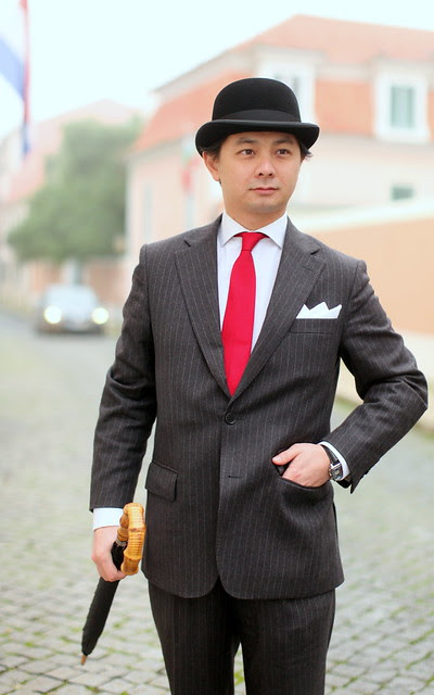 O apuro do homem clássico (fato risca de giz e chapéu de coco)