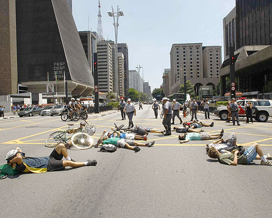 Manifestantes protestaram na avenida Paulista após uma ciclista morrer atropelada no local