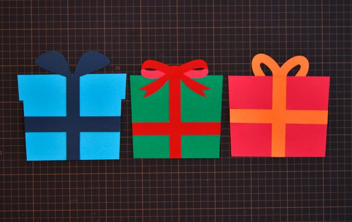 無料ダウンロード型紙で クリスマスプレゼント の壁面飾りを作ってみた 保育 介護施設 壁面装飾 製作 冬 12月 壁面飾り型紙工房