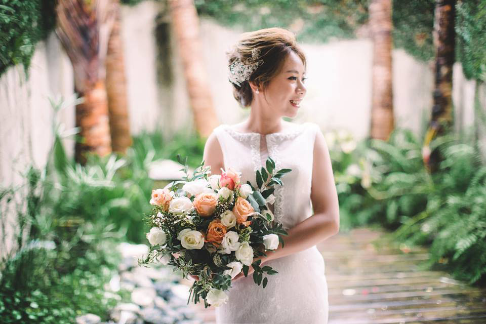 With This Beautiful Rustic Bouquet In Hand The Style Of This Bridal Portrait Is Sky High Praise Wedding Community