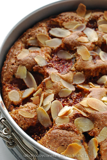 Fig and almond little cake