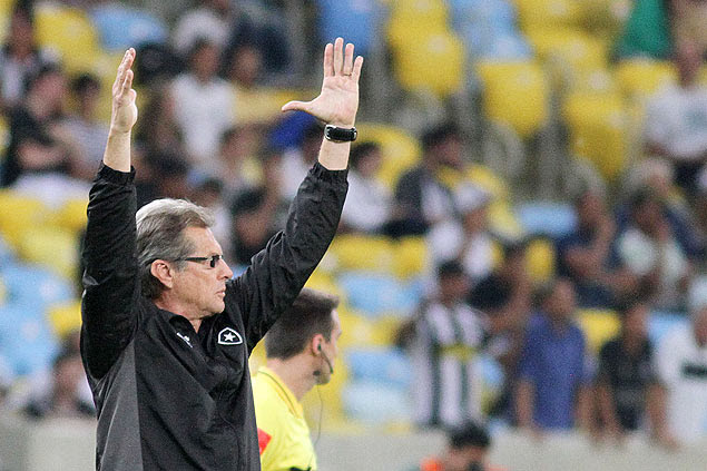 O técnico Oswaldo de Oliveira comanda o Botafogo durante o Campeonato Brasileiro