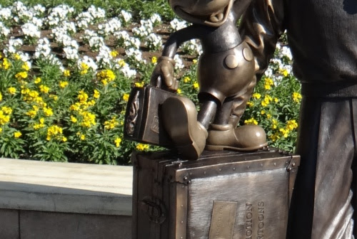 ディズニーシーのウォルトとミッキーのブロンズ像に変則的な隠れミッキー ディズニー裏話 雑学 トリビアが2 000話以上 ディズニーブログ じゃみログ