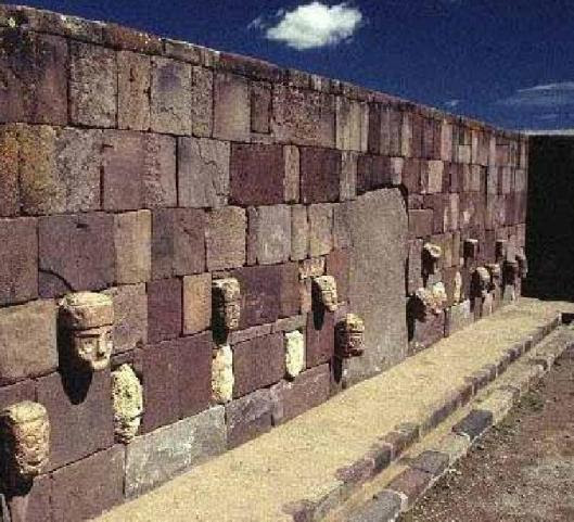 01.27 Tiwanaku'da taş stelli bir duvar... Benzerlerine Türkiye'de de rastlamak mümkün.