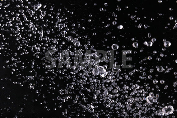 黒背景の水玉が散布する写真 フォト 無料 商用可能 写真 テクスチャー フリー配布素材サイト