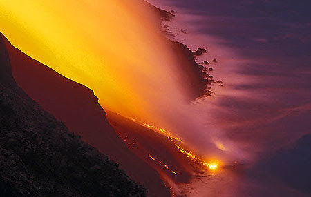 Flusso di lava in mare dalla Sciara del Fuoco