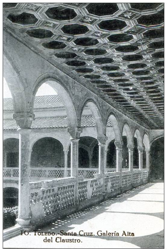 Claustro del Museo de Santa Cruz a comienzos del siglo XX.