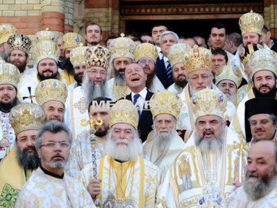 http://storage0.dms.mpinteractiv.ro/media/1/1/1687/8918632/2/basescu-preoti-sebastian-marcovici.jpg?width=400