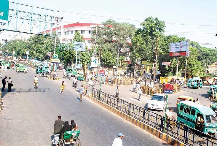 A show crossing, Kanpur, Utar Pradesh, India